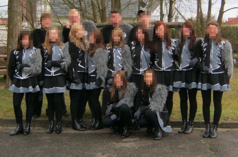 Die Garde im neuen Gardekostüm (Gesichter zum Schutz unkenntlich gemacht)