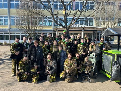 Gruppe der Moorgeischder in ihrem Häs