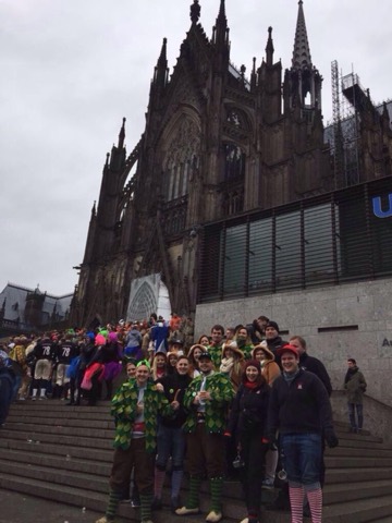 Moorgeischder vor dem Kölner Dom zur Karnevalseröffnung